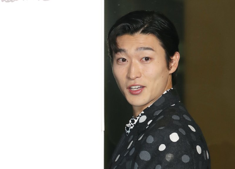 축구 국가대표 선수 조규성이 6일 서울 강남구 루이비통 메종 서울에서 열린 루이비통과 쿠사마 야요이와의 협업 기념행사에서 매력을 발산하고 있다. ⓒ News1 권현진 기자