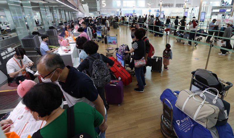 [인천공항=뉴시스] 백동현 기자 = 개천절 연휴를 하루 앞둔 30일 오후 인천국제공항 제1여객터미널 출국장에서 시민들이 탑승수속을 기다리고 있다. 2022.09.30. livertrent@newsis.com