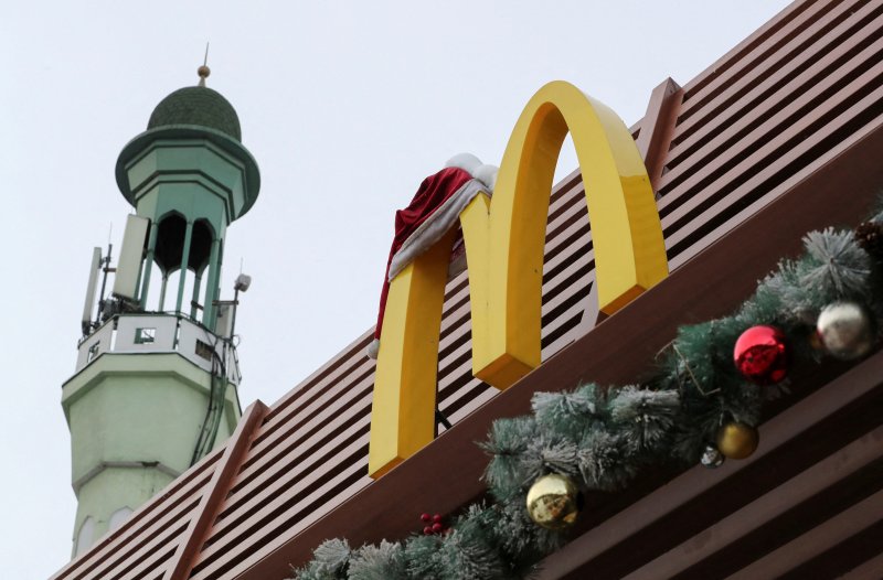 세계 최대 외식업체 가운데 한 곳인 미국 맥도날드가 6일(현지시간) 매장을 늘리고, 투자도 확대하지만 인원은 감축하겠다고 밝혔다. 사진은 이날 촬영된 카자흐스탄 알마티의 맥도날드 매장. 로이터연합
