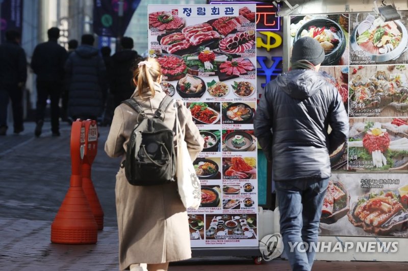 지난해 외식물가 상승률 30년 만에 가장 높아 지난해 외식물가 상승률 30년 만에 가장 높아 (서울=연합뉴스) 진연수 기자 = 한국소비자원 가격정보 종합포털 '참가격'에 따르면 지난해 12월 서울 기준 대표 외식품목 8개의 평균 가격이 작년 1월보다 많게는 13.8%까지 올랐다 통계청에 따르면 지난해 외식물가 상승률은 7.7%로 1992년(10.3%) 이후 30년 만에 가장 높았다. 소비자물가 상승률도 5.1%로 외환위기 때인 1998년(7.5%) 이후 24년 만의 최고치였다. 사진은 4일 서울 명동의 한 음식점 거리. 2023.1