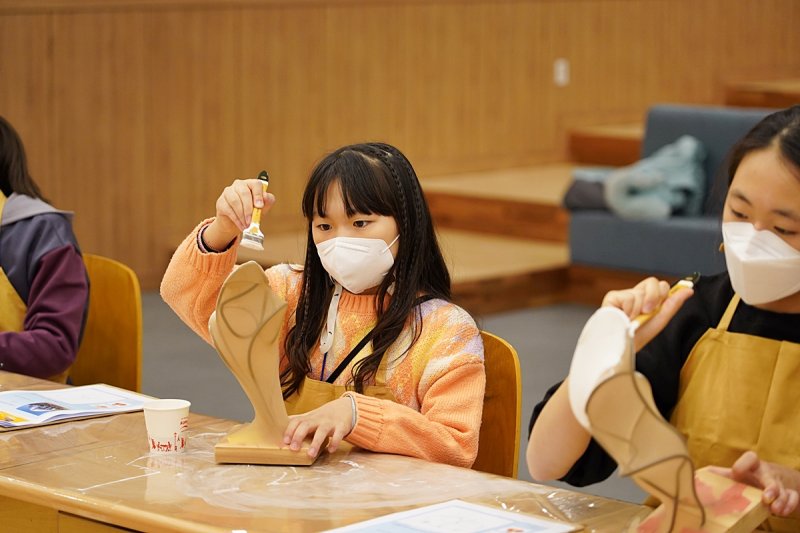 [창원=뉴시스] 경남도립미술관 2022년 겨울방학 어린이교육 프로그램 활동.(사진=도립미술관 제공)