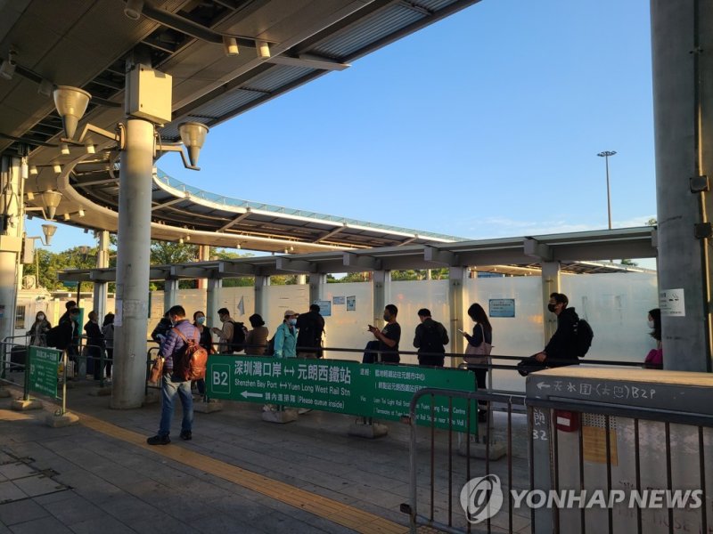 홍콩 선전만 검문소 [촬영 윤고은] 홍콩 선전만 검문소를 통해 중국에서 넘어온 여행객들이 버스를 기다리는 모습.