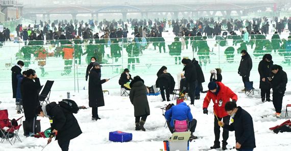 "3년을 기다렸어요"...화천산천어축제 개막 '구름인파'