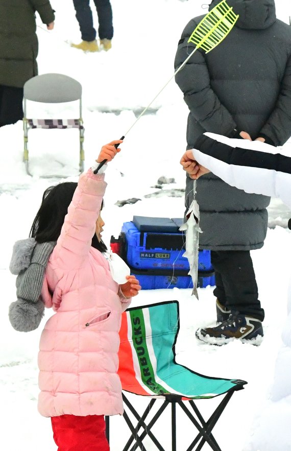 "3년을 기다렸어요"...화천산천어축제 개막 '구름인파'