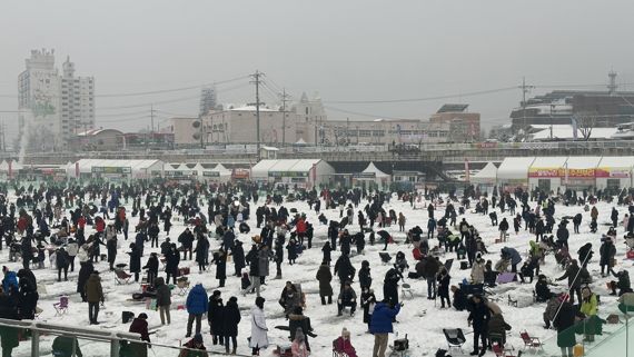 화천산천어축제 개막 첫날인 7일 아침 일찍부터 낚시터에 구름인파가 몰려들었다.<div id='ad_body3' class='mbad_bottom' ></div> (사진=화천군)