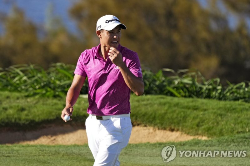 콜린 모리카와 Collin Morikawa acknowledges the gallery after his shot on the 12th green during the second round of the Tournament of Champions golf event, Friday, Jan. 6, 2023, at Kapalua Plantation Course in Kapalua, Hawaii. (AP Photo/Matt York)