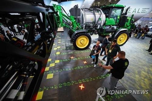 존디어의 지속가능성 전시물 [AFP=연합뉴스]