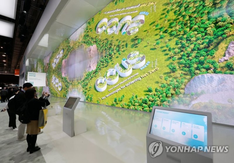 CES SK 전시관 CES 2023 SK 전시관 찾은 관람객 (라스베이거스=연합뉴스) 홍해인 기자 = 세계 최대 가전·IT(정보기술) 박람회 'CES 2023' 이틀째인 6일(현지시간) 미국 네바다주 라스베이거스 컨벤션센터(LVCC) 중앙홀의 SK 전시관에서 관람객들이 전시물을 살펴보고 있다. 2023.1.7 hihong@yna.co.kr (끝)