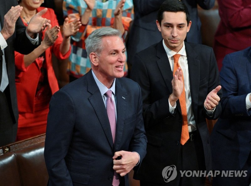 [2보] 美 신임 하원의장에 공화당 매카시…15차례 투표 끝 선출 U.S. House Republican Leader Kevin McCarthy (R-CA) smiles with his Floor Director John Leganski at his side after voting for himself for Speaker of the House during a late night 14th round of voting for a new House Speaker on the fourth day of the 118th Congress 