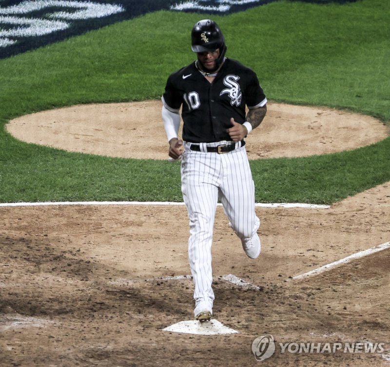 쿠바 WBC 대표팀 예비 명단에 포함된 몬카다 epa09518003 Chicago White Sox third baseman Yoan Moncada of Cuba scores on a base hit in the eighth inning of game three of the MLB American League Division Series between the Houston Astros and the Chicago White Sox at Guaranteed Rate Field in Chicago, Illinois, USA, 10 Oc