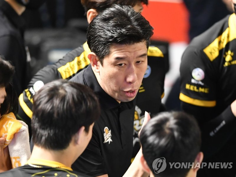 후인정 KB손해보험 감독 (서울=연합뉴스) 후인정 KB손해보험 감독이 13일 대전 충무체육관에서 열린 프로배구 남자부 삼성화재와의 방문 경기에서 선수들에게 작전 지시를 하고 있다. [한국배구연맹 제공. 재판매 및 DB금지]