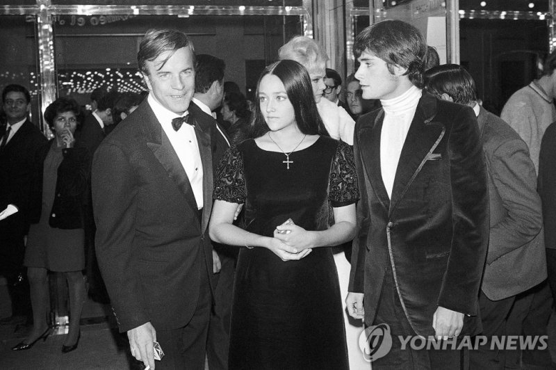 반박 나선 '로미오와 줄리엣' 감독 아들…"음란물 아니다" FILE - "Romeo and Juliette" movie director Franco Zeffirelli, left, actors Olivia Hussey, center, and Leonard Whiting are seen after the Parisian premiere of the film in Paris on Sept. 25, 1968. The two stars of 1968's “Romeo and Juliet” sued Paramount Pictures for m