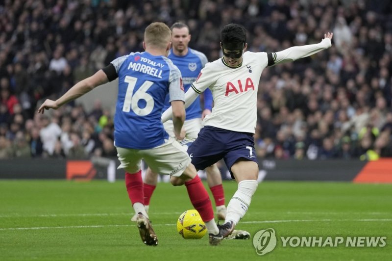 손흥민의 슈팅 Tottenham's Son Heung-min, right, shoots in front of Portsmouth's Joe Morrell in an attempt to score during the English FA Cup soccer match between Tottenham Hotspur and Portsmouth at Tottenham Hotspur Stadium in London, Saturday, Jan. 7, 2023. (AP Photo/Kin Cheung)