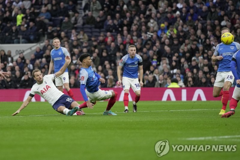 케인의 결승골 장면 Tottenham's Harry Kane, left, shoots to score his side's opening goal during the English FA Cup soccer match between Tottenham Hotspur and Portsmouth at Tottenham Hotspur Stadium in London, Saturday, Jan. 7, 2023. (AP Photo/Kin Cheung)