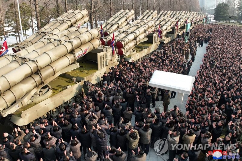 김정은 "초대형 방사포, 南전역 사정권…전술핵 탑재 가능" 김정은 "초대형 방사포, 南전역 사정권…전술핵 탑재 가능" (평양 조선중앙통신=연합뉴스) 김정은 북한 국무위원장은 지난달 31일과 1일 각각 발사한 초대형 방사포(600㎜)에 대해 "남조선전역을 사정권에 두고 전술핵탑재까지 가능한 공격형 무기"라고 밝혔다. 조선중앙통신에 따르면 김 위원장은 전날 초대형 방사포가 조선 노동당 중앙위원회 제8기 6차전원회의에 '증정'된 행사에 참석, 연설을 통해 이같이 말했다. 2023.1.1 [국내에서만 사용가능. 재배포 금지. For Use