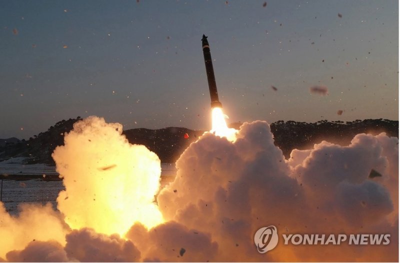 북한, 초대형방사포 사격 북한, 초대형방사포 어제 3발 검수사격·오늘 1발 발사 (평양 조선중앙통신=연합뉴스) 북한은 2022년의 마지막 날과 2023년의 첫날에 각각 초대형방사포 3발과 1발을 발사했다고 밝혔다. 북한의 군수경제 총괄기관인 제2경제위원회는 지난해 12월 31일 오전 당 중앙에 증정하는 초대형방사포의 성능검열을 위한 검수사격을 진행했다고 조선중앙통신이 1일 보도했다. 2023.1.1 [국내에서만 사용가능. 재배포 금지. For Use Only in the Republic of Korea. No Redistributi