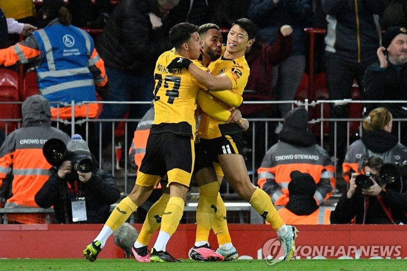 동료들과 골 기쁨 나누는 황희찬 Wolverhampton Wanderers' South Korean striker Hwang Hee-chan (R) celebrates scoring his team's second goal with teammates during the English FA Cup third round football match between Liverpool and Wolverhampton Wanderers at Anfield in Liverpool, north-west England on January 7, 202