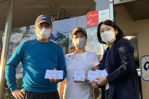 '사랑나눔쿠폰'을 들고 있는 곽재인(왼쪽)씨 [동홍동지역사회보장협의회 제공. 재판매 및 DB 금지]