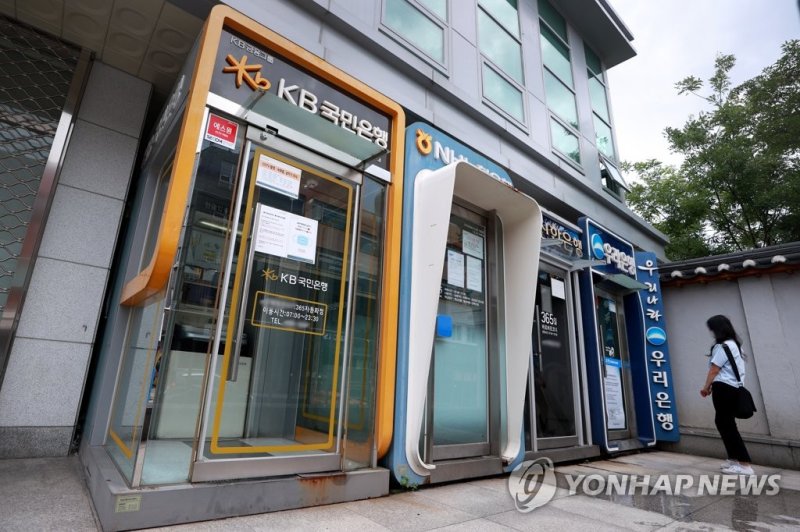 주요 은행들 현금인출기 주요 은행들 예대금리차 공시 (서울=연합뉴스) 진연수 기자 = 은행이 과도환 '이자 장사'를 막기 위한 예대금리 차(예금금리와 대출금리 차이) 공시가 시작된 22일 서울 시내에 주요 은행들의 현금인출기가 설치되어 있다. 금융권에 따르면 금융당국이 마련한 '금리정보 공시제도 개선방안'에 따라 이날부터 은행연합회 홈페이지를 통해 은행별 예대금리차를 확인할 수 있다. 2022.8.22 jin90@yna.co.kr (끝)