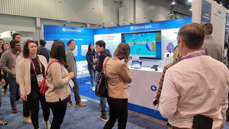 지난 5일 미국 라스베이거스에서 개막한 CES 2023에서 관람객들이 신한은행 메타버스 플랫폼 시나몬을 둘러보고 있다. 신한은행 제공