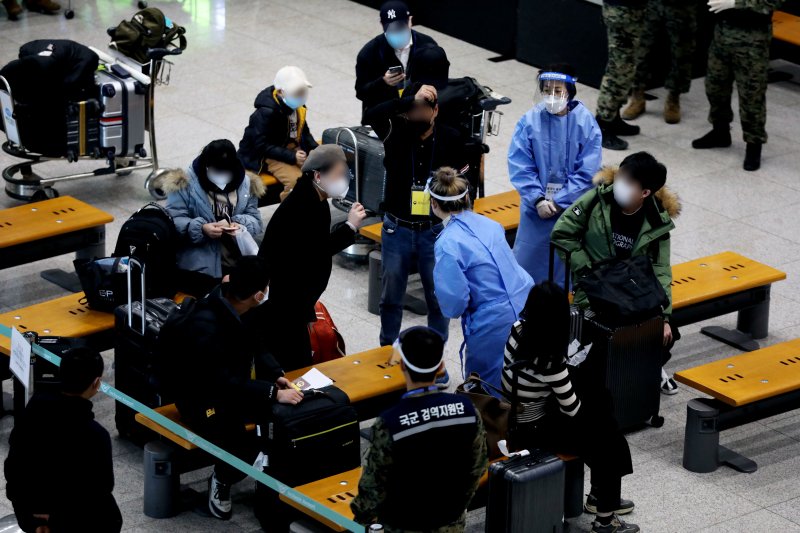 인천국제공항 제1터미널에 도착한 중국발 여행객들이 코로나19 검체 검사를 받기 위해 대기하고 있다./뉴스1 ⓒ News1 정진욱 기자 /사진=뉴스1