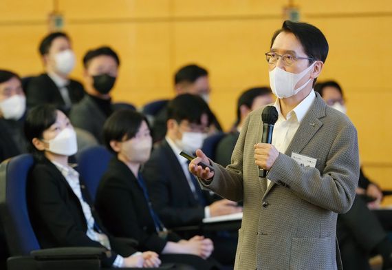 신창재 교보생명 회장이 지난 6일 열린 '2023년 출발 전사경영전략회의'에서 "변동성과 불확실성, 복잡성과 모호성이 커진 환경을 극복하기 위해선 뷰카 리더십이 필요하다"고 강조했다.