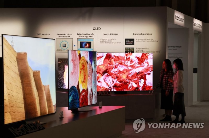 삼성, 98형 네오 QLED TV 최초 공개 삼성, 98형 네오 QLED TV 최초 공개 (라스베이거스=연합뉴스) 홍해인 기자 = 세계 최대 가전·IT(정보기술) 박람회 CES 2023 미디어데이 첫날인 3일 오후(현지시간) 미국 네바다주 라스베이거스 시저스 팰리스 호텔에서 열린 '삼성 퍼스트룩 2023' 행사에서 올해 첫 선을 보이는 98형 네오 QLED TV, 77형 OLED TV 등이 전시돼 있다. 2023.1.4 hihong@yna.co.kr (끝)