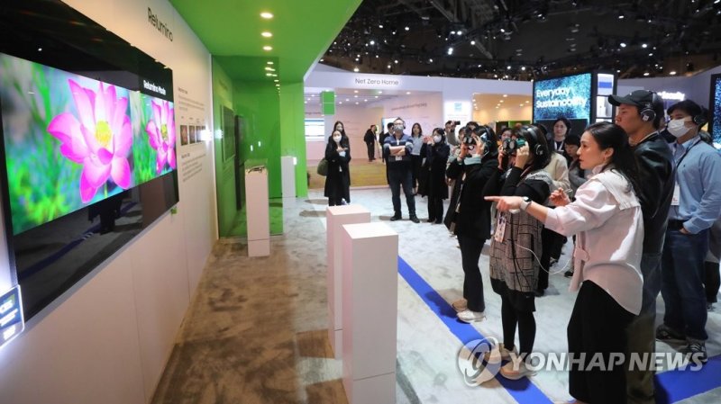 CES 2023 삼성전자 사전 부스 투어 CES 2023 삼성전자 사전 부스 투어 (라스베이거스=연합뉴스) 홍해인 기자 = 세계 최대 전자·가전·정보기술(IT) 전시회인 CES 2023 개막을 하루 앞둔 4일(현지시간) 미국 네바다주 라스베이거스 만달레이 베이 컨벤션센터에서 열린 삼성전자 사전 부스 투어에서 취재진이 화면의 윤곽선, 색채와 명암 대비를 강조해 저시력자들의 시청 경험을 극대화할 수 있는 '릴루미노(Relumino)' 모드를 체험하고 있다. 2023.1.5 [공동취재] hihong@yna.co.kr (끝)