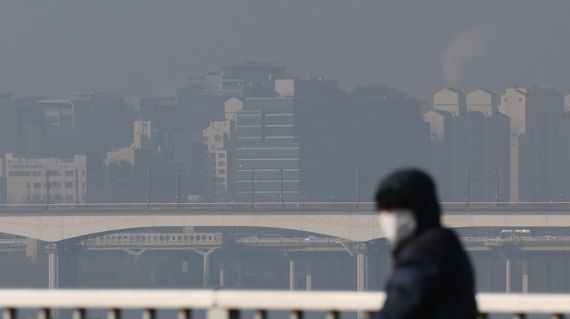 서울과 수도권 전역에 초미세먼지 비상저감조치가 시행된 8일 서울 도심이 뿌옇게 보이고 있다. 사진=김범석 기자