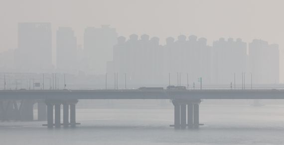 서울과 수도권 전역에 초미세먼지 비상저감조치가 시행된 8일 서울 여의도가 뿌옇게 보이고 있다. 사진=김범석 기자