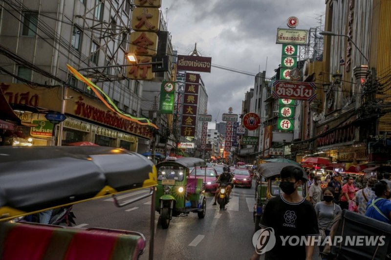 방콕 차이나타운 epa10164274 Vehicles drive along Chinatown's Yaowarat road in Bangkok, Thailand, 06 September 2022. Yaowarat road, which runs through the heart of Bangkok's Chinatown, was named among the top 10 coolest cities in a poll by Time Out magazine, ranking cities based on food, culture, history an