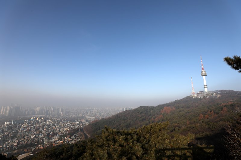 미세먼지가 기승을 부린 8일 오전 서울 남산에서 바라본 도심이 뿌옇게 보이고 있다. 환경부는 이날 오전 6시부터 오후 9시까지 서울, 인천, 경기, 대구, 경북, 충북, 충남, 세종, 강원 영서 지역에 초미세먼지(PM2.5) 위기경보 '관심' 단계를 발령하고 비상저감조치를 시행한다. 2023.1.8/뉴스1 ⓒ News1 박지혜 기자