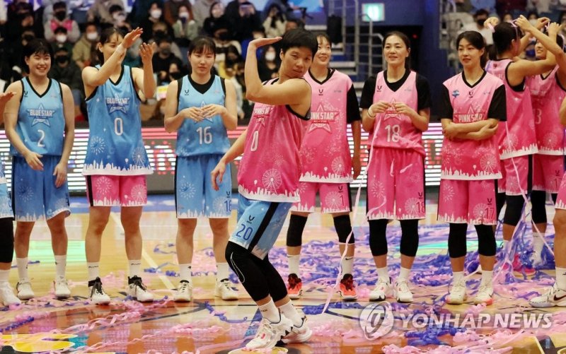 MVP 진안의 댄스 세리머니 MVP 진안의 댄스 세리머니 (인천=연합뉴스) 윤태현 기자 = 8일 인천 도원체육관에서 열린 여자프로농구 올스타전. 최우수선수(MVP)로 선정된 진안이 춤을 추며 세리머니를 하고 있다. 2023.1.8 tomatoyoon@yna.co.kr (끝)