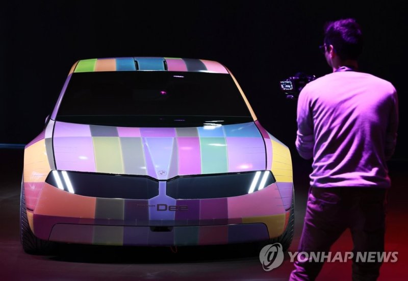 시시각각 색이 바뀌는 BMW i 비전 '디'(Dee) 콘셉트카 시시각각 색이 바뀌는 BMW i 비전 '디'(Dee) 콘셉트카 (라스베이거스=연합뉴스) 홍해인 기자 = 세계 최대 가전·IT(정보기술) 박람회 'CES 2023' 이틀째인 6일(현지시간) 미국 네바다주 라스베이거스 컨벤션센터(LVCC) 사우스 홀 인근에 마련된 BMW 전시관에 시시각각 색이 바뀌는 미래형 중형 세단인 BMW i 비전 '디'(Dee) 콘셉트카가 전시돼 있다. 2023.1.7 hihong@yna.co.kr (끝)