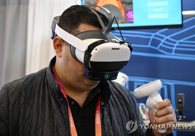 OVR 테크놀로지스의 VR 기기 An attendee tries OVR Technology's ION 3, a wearable scent technology which delivers olfactory smells which correlate with items a user interacts with in the VR and AR environment, during the Consumer Electronics Show (CES) in Las Vegas, Nevada, on January 6, 2023. - The ION3 hardw