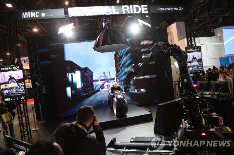 니콘의 '언리얼 라이드' A participant rides a futuristic motorcyle infront of a simulated background at the "Unreal Ride" display at the Nikon booth during the 2023 International CES, at the Las Vegas Convention Center in Las Vegas, Nevada on Thursday, January 5, 2023. The Unreal Ride takes participants on an