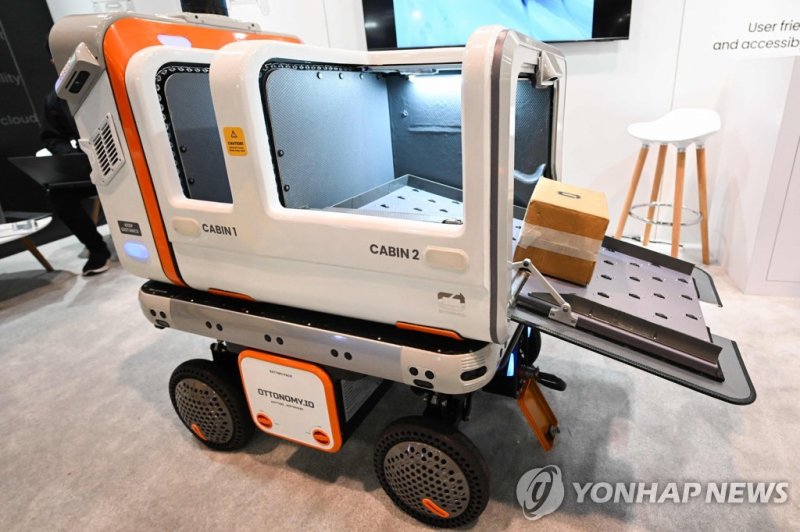 배송 로봇 '오토봇 예티' The Ottonomy.io Ottobot Yeti, a customizable autonomous delivery robot for unattended deliveries, is displayed during the Consumer Electronics Show (CES) in Las Vegas, Nevada, on January 6, 2023. (Photo by Patrick T. Fallon / AFP)