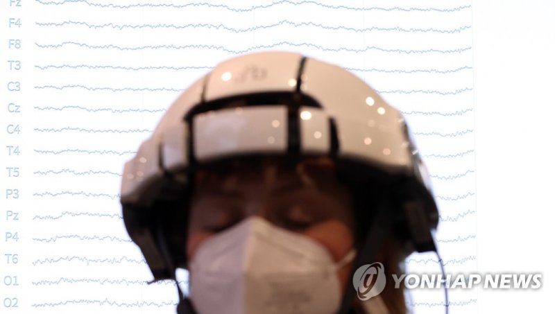 '10분 만에 뇌파 측정, 신기하네' '10분 만에 뇌파 측정, 신기하네' (라스베이거스=연합뉴스) 이지은 기자 = 세계 최대 전자·IT 전시회인 'CES 2022' 이 개막 이틀째인 6일(현지시간) 미국 네바다주 라스베이거스 컨벤션센터에서 한 관람객이 국내기업 아이메디신의 무선 건식 뇌파 측정기 '아이싱크웨이브'를 체험하고 있다. 이 제품은 4분만에 뇌파를 측정해 10분만에 검진 결과를 알려준다. 2022.1.7 jieunlee@yna.co.kr (끝)