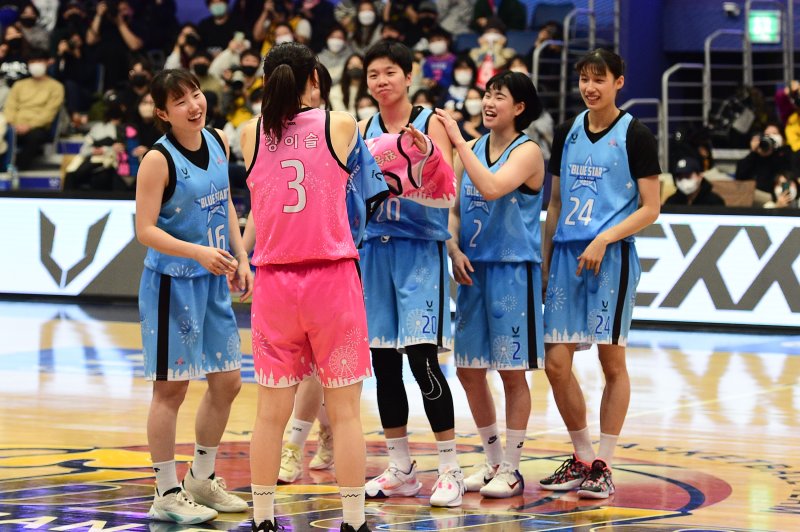 [서울=뉴시스] 여자프로농구 올스타전 환승 챌린지 통해 유니폼 바꿔입는 강이슬과 진안. (사진 = WKBL 제공) *재판매 및 DB 금지