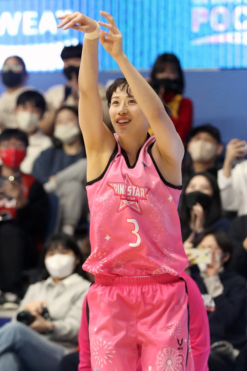 [인천=뉴시스] 김금보 기자 = 8일 오후 인천 중구 도원체육관에서 열린 2022-2023 여자프로농구 올스타 페스티벌에서 강이슬이 3점슛 콘테스트를 하고 있다. 2023.01.08. kgb@newsis.com