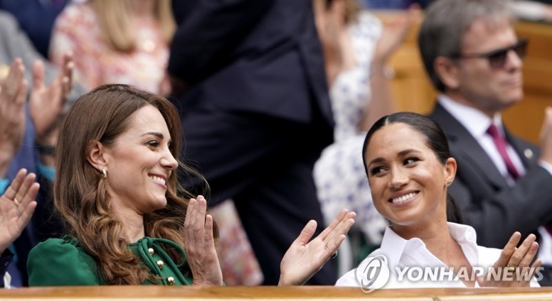 미들턴 왕세자빈(왼쪽)과 마클 epa08331260 (FILE) Catherine (L), the Duchess of Cambridge and Meghan Markle, the Duchess of Sussex, react in the Royal Box on Centre Court during the Wimbledon Championships at the All England Lawn Tennis Club, in London, Britain, 13 July 2019. According to reports on 30 March 2020