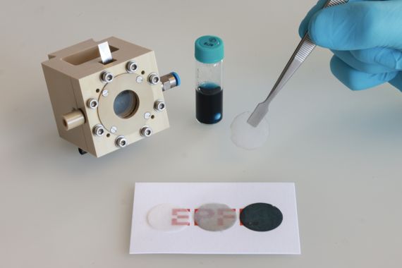 스위스 로잔연방공과대학교(EPFL) 화학공학자 케빈 시불라 박사팀이 광전기화학(PEC) 전지의 투명 가스 확산 전극과 공기중의 습기로 만들어진 수소를 모으는 챔버를 개발했다. EPFL 제공