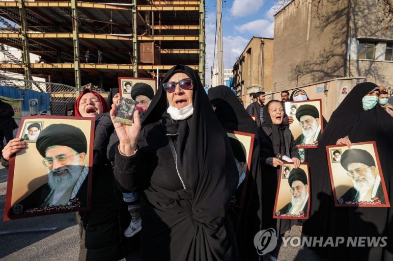 주이란 프랑스 대사관 앞 항의 집회 Demonstrators gather with images of Iran's supreme leader Ayatollah Ali Khamenei during a protest against defamatory cartoons depicting him published by French satirical weekly Charlie Hebdo, outside the French embassy in Iran's capital Tehran on January 8, 2023. (Photo by ATTA K
