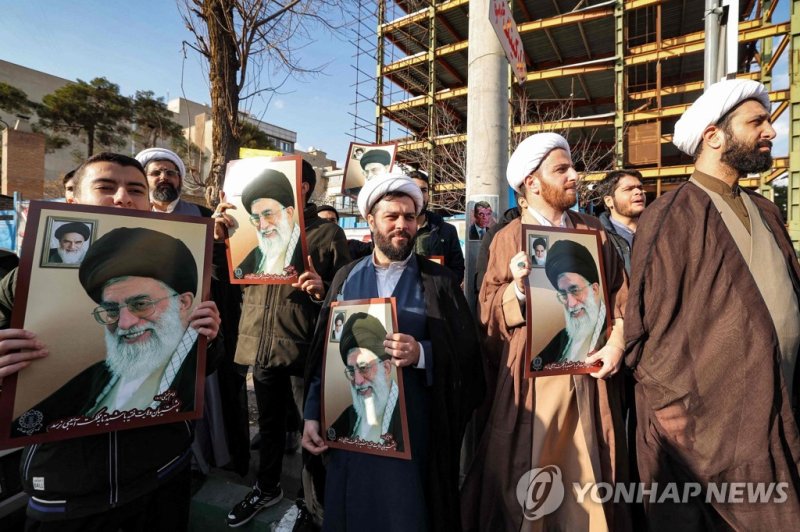 최고지도자 풍자만화 출판에 항의하는 이란인들 Demonstrators gather with images of Iran's supreme leader Ayatollah Ali Khamenei during a protest against defamatory cartoons depicting him published by French satirical weekly Charlie Hebdo, outside the French embassy in Iran's capital Tehran on January 8, 2023. (Photo by A