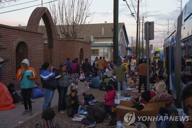 美 엘패소 교회 밖 거리서 노숙하는 이주민들 美 엘패소 교회 밖 거리서 노숙하는 이주민들 (엘패소 로이터=연합뉴스) 이주민들이 5일(현지시간) 미국 텍사스주 국경도시 엘패소의 한 교회 앞에서 생활하고 있다. 대다수가 베네수엘라 출신인 이들은 이주민 보호소 역할을 하는 이 교회의 수용인원이 다 차자 인접한 거리에 자리를 잡았다. 이날 조 바이든 미국 대통령은 불법입국자 즉각추방 정책인 '타이틀 42' 확대 방침을 밝히면서 대신 중남미 4개국 국민의 합법적 이민을 위해 매월 3만명을 수용하겠다고 약속했다. 2023.01.06 clynn