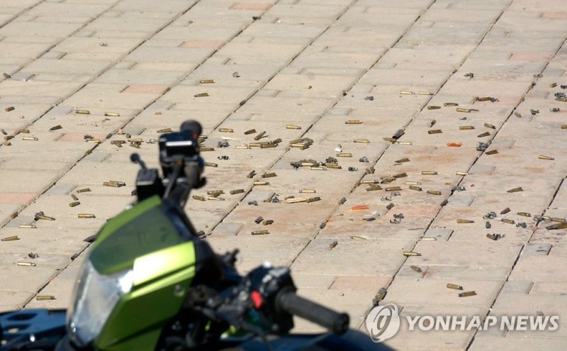 멕시코 시날로아주 쿨리아칸 한 건물 인근에 남겨진 '탄피' Picture of bullet casings on the ground at the mansion where Ovidio Guzman, aka "El Raton" (The Mouse), son of jailed drug trafficker Joaquin "El Chapo" Guzman, was arrested on January 5, in the Jesus Maria area in Culiacan, Sinaloa State, Mexico, on January 7, 2023.