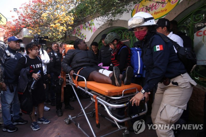 멕시코시티 지하철 충돌 사고 피해자 이송 Paramedics assist a woman after two subway trains collide head-on at a subway station, in Mexico City, Mexico, January 7, 2023. REUTERS/Quetzalli Nicte-Ha
