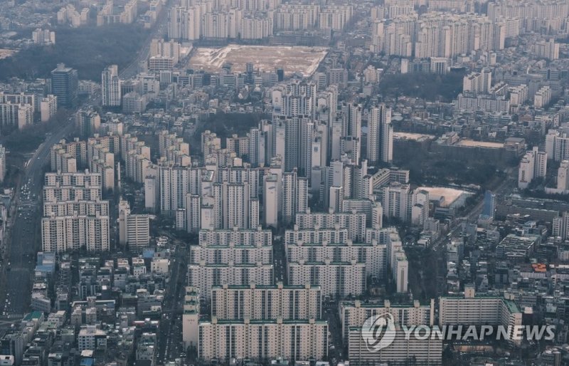 서울 규제지역 대거 해제 (서울=연합뉴스) 류효림 기자 = 5일 서울 강남3구(서초·강남·송파)와 용산구를 제외한 서울 21개 구가 대거 조정대상지역 등 규제지역에서 풀리면서 마지막 남은 토지거래허가구역 해제 여부에 관심이 집중되고 있다. 사진은 이날 롯데월드타워 서울스카이 전망대에서 바라본 서울 시내 아파트 모습. 2023.1.5 ryousanta@yna.co.kr (끝)