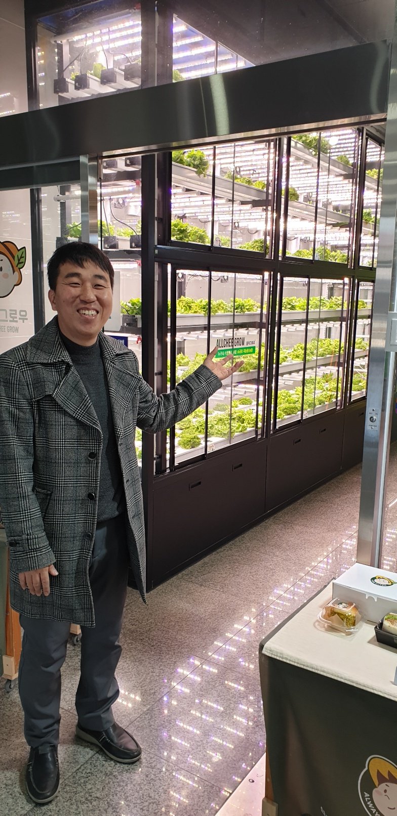 [부산=뉴시스] 백재현 기자 = 황태연 매일매일즐거워 대표가 부산 동해선 거제해맞이역에 있는 매장앞에서 스마트팜을 통한 유러피언 샐러드의 제배과정과 샐러드 및 샌드위치 제품에 대해 설명하고 있다. 2023.01.08 itbrian@newsis.com