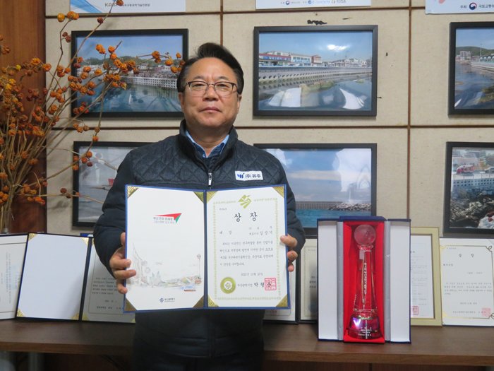 [부산=뉴시스] 이동민 기자 = ㈜유주 김상기 대표가 지난 10월 부산시부터 수상한 부산과학기술대상 상장을 들고 사진을 촬영하고 있다. 2022.12.27. eastsky@newsis.com